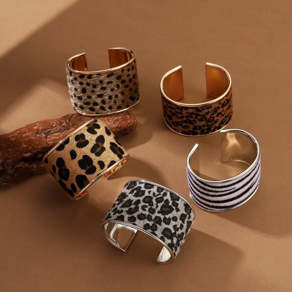 Luxury Leopard Print Cuff Bracelet - Gold Adjustable Bangle for Every Occasion - Picture 3 of 3
